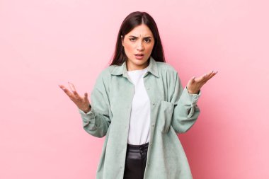 Genç ve güzel bir kadın son derece şaşkın ve şaşırmış, endişeli ve panik içinde, stresli ve dehşete kapılmış bir bakışla