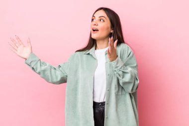 Genç, güzel bir kadın opera yapıyor ya da konserde şarkı söylüyor, romantik, sanatsal ve tutkulu hissediyor.