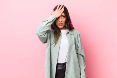 Genç ve güzel bir kadın, aptalca bir hata yaptıktan ya da hatırladıktan sonra kendini aptal gibi hissederek avuç avuç içini kaldırıyor.