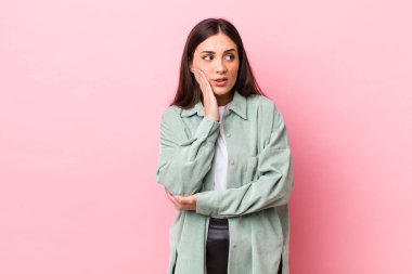 Genç, güzel bir kadın, yanağını tutuyor ve ağrılı diş ağrısı çekiyor. Hasta, sefil ve mutsuz hissediyor.