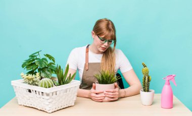 Kızıl saçlı güzel kadın. gardering konsepti