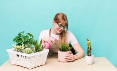 Kızıl saçlı güzel kadın. gardering konsepti