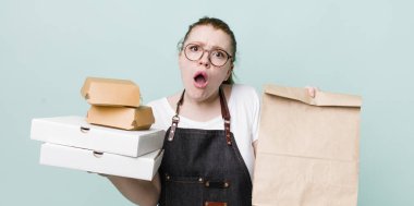 Genç, yetişkin, güzel kadın. Teslimat gıda konseptini kaldır