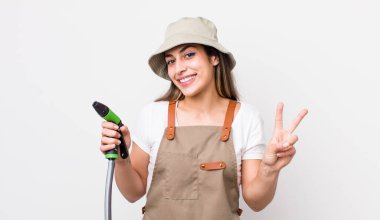 Genç yetişkin güzel kadın garaj konsepti