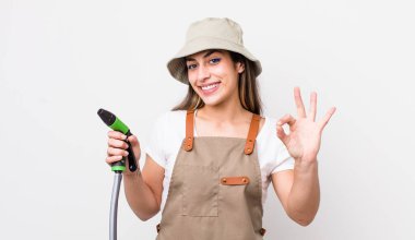 Genç yetişkin güzel kadın garaj konsepti