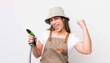 Genç yetişkin güzel kadın garaj konsepti