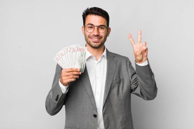 Genç, yakışıklı İspanyol adam işi ve banknotlar konsepti