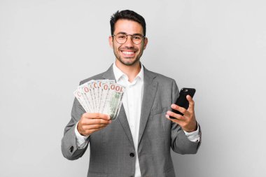 Genç, yakışıklı İspanyol adam işi ve banknotlar konsepti