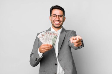 Genç, yakışıklı İspanyol adam işi ve banknotlar konsepti
