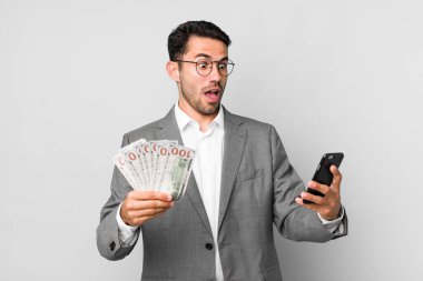 Genç, yakışıklı İspanyol adam işi ve banknotlar konsepti