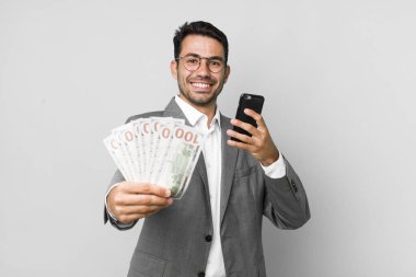 Genç, yakışıklı İspanyol adam işi ve banknotlar konsepti