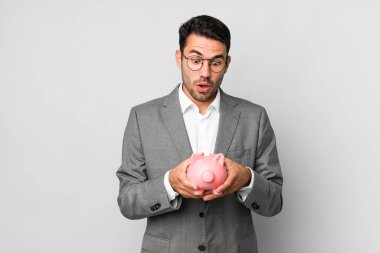 Genç, yakışıklı İspanyol adam tasarrufu ve iş konsepti