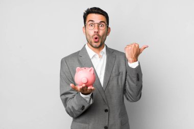 Genç, yakışıklı İspanyol adam tasarrufu ve iş konsepti