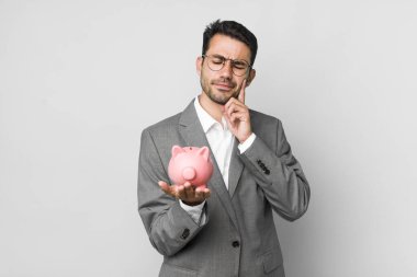 Genç, yakışıklı İspanyol adam tasarrufu ve iş konsepti