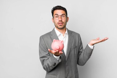 Genç, yakışıklı İspanyol adam tasarrufu ve iş konsepti