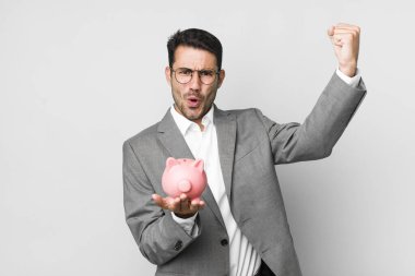 Genç, yakışıklı İspanyol adam tasarrufu ve iş konsepti