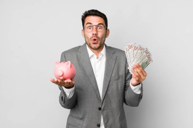 Genç, yakışıklı İspanyol adam tasarrufu ve iş konsepti
