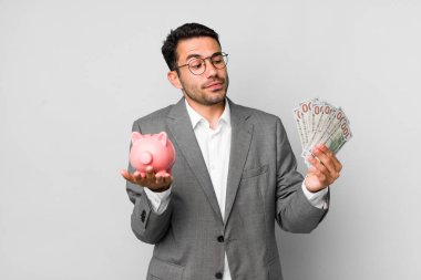 Genç, yakışıklı İspanyol adam tasarrufu ve iş konsepti