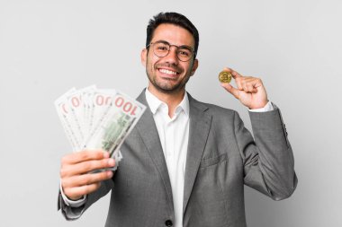 Genç, yakışıklı İspanyol adam işi ve bitcoin konsepti