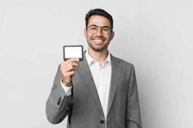 Genç, yakışıklı İspanyol erkek işi ve VIP geçiş kartı konsepti