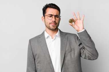Genç, yakışıklı İspanyol adam işi ve bitcoin konsepti