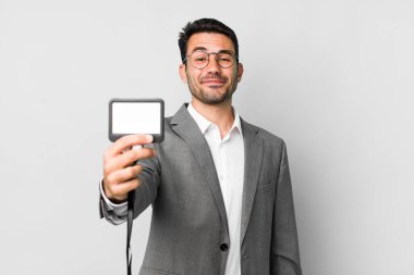 Genç, yakışıklı İspanyol erkek işi ve VIP geçiş kartı konsepti