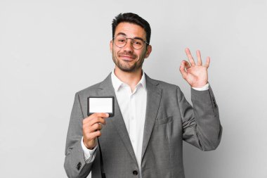 Genç, yakışıklı İspanyol erkek işi ve VIP geçiş kartı konsepti