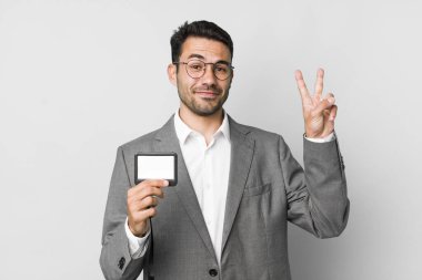 Genç, yakışıklı İspanyol erkek işi ve VIP geçiş kartı konsepti