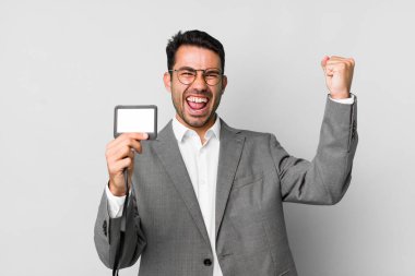 Genç, yakışıklı İspanyol erkek işi ve VIP geçiş kartı konsepti