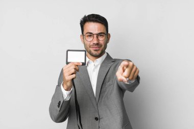 Genç, yakışıklı İspanyol erkek işi ve VIP geçiş kartı konsepti