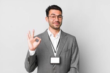 Genç, yakışıklı İspanyol erkek işi ve VIP geçiş kartı konsepti