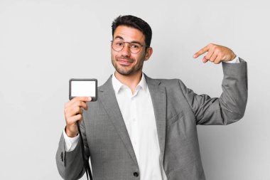 Genç, yakışıklı İspanyol erkek işi ve VIP geçiş kartı konsepti