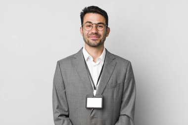 Genç, yakışıklı İspanyol erkek işi ve VIP geçiş kartı konsepti