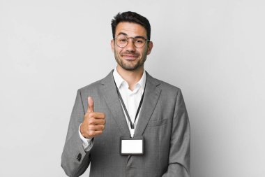 Genç, yakışıklı İspanyol erkek işi ve VIP geçiş kartı konsepti