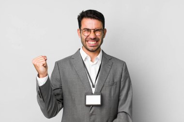 Genç, yakışıklı İspanyol erkek işi ve VIP geçiş kartı konsepti