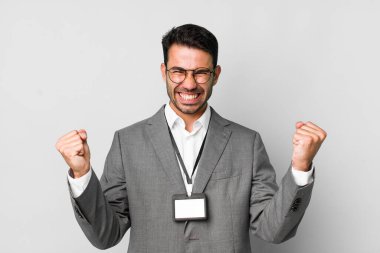 Genç, yakışıklı İspanyol erkek işi ve VIP geçiş kartı konsepti