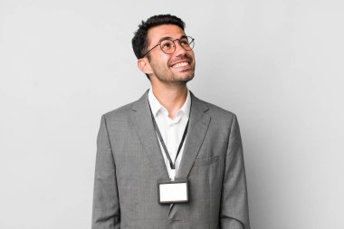 Genç, yakışıklı İspanyol erkek işi ve VIP geçiş kartı konsepti