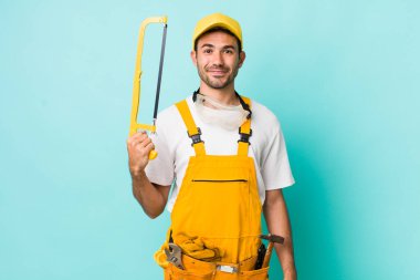 Genç, yetişkin bir adam. Testere konsepti olan tamirci.