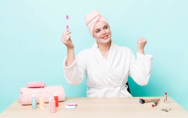 Genç yetişkin güzel kadın makyaj ve güzellik konsepti