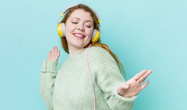 Genç, yetişkin, güzel kadın. kulaklıklar ve müzik konsepti