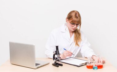 Genç ve güzel bir kadın. Mikroskop konseptine sahip bilim adamı