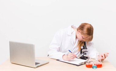 Genç ve güzel bir kadın. Mikroskop konseptine sahip bilim adamı