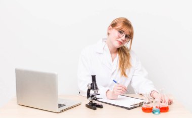 Genç ve güzel bir kadın. Mikroskop konseptine sahip bilim adamı