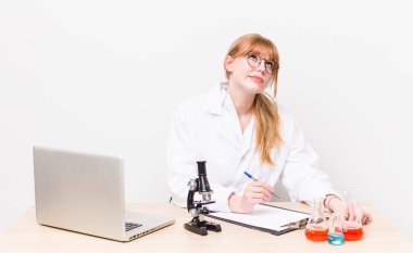 Genç ve güzel bir kadın. Mikroskop konseptine sahip bilim adamı