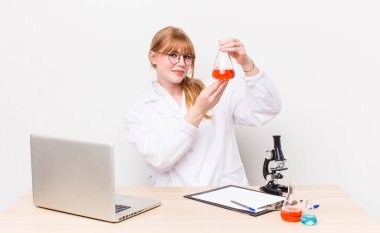 Genç ve güzel bir kadın. Mikroskop konseptine sahip bilim adamı