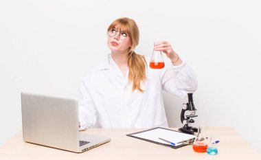 Genç ve güzel bir kadın. Mikroskop konseptine sahip bilim adamı