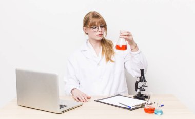 Genç ve güzel bir kadın. Mikroskop konseptine sahip bilim adamı