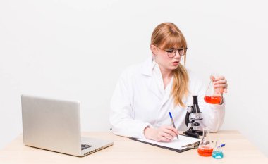 Genç ve güzel bir kadın. Mikroskop konseptine sahip bilim adamı