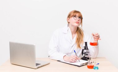 Genç ve güzel bir kadın. Mikroskop konseptine sahip bilim adamı