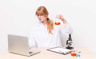 Genç ve güzel bir kadın. Mikroskop konseptine sahip bilim adamı